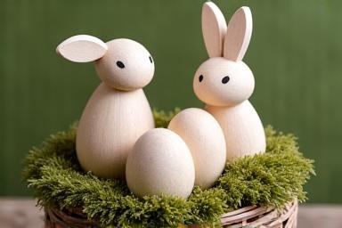 Handgedrechselte Osterfiguren in Form von Eiern und Hasen