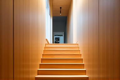 Holzverkleidung für ein Treppenhaus, elegant und warm